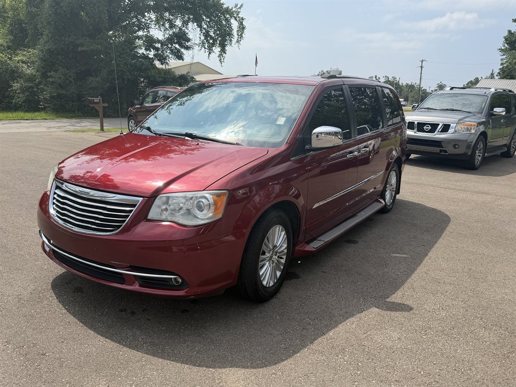 2013 Chrysler Town & Country Limited's photo